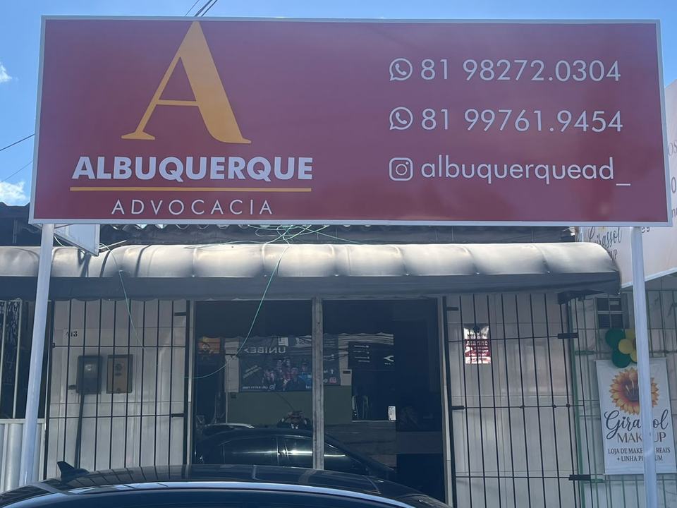 Fachada do escritório, com a placa vinho da Albuquerque Advocacia na Avenida Duque de Caxias